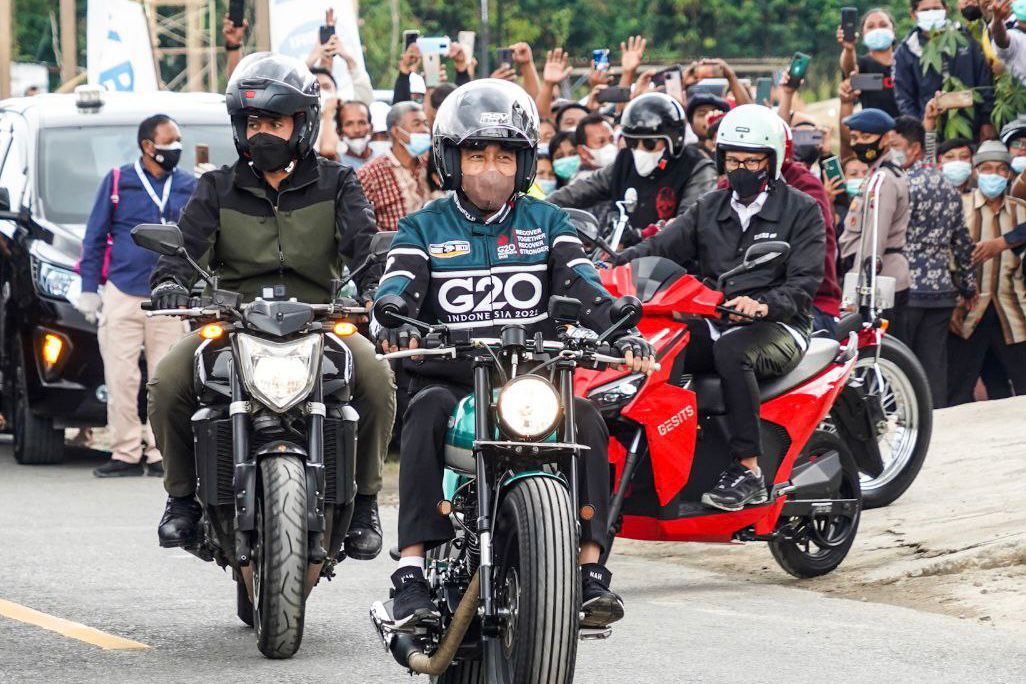Gunakan Produk Buatan Indonesia dari Motor Hingga Helm, Menparekraf Dampingi Presiden Tinjau Pantai Bebas Parapat Danau Toba