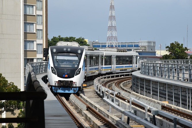 Kereta LRT Sumsel Saat Akan Memasuki Stasiun Bumi Sriwijaya.