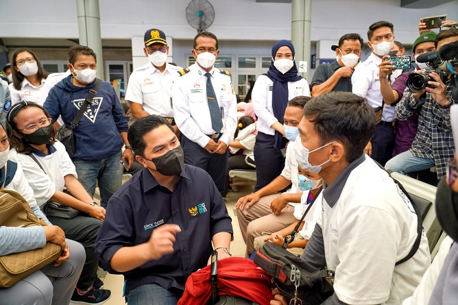 Menteri BUMN Erick Thohir menyapa penumpang Program Mudik Aman, Mudik Sehat Bersama BUMN di Stasiun Pasarsenen, Sabtun (30/04).