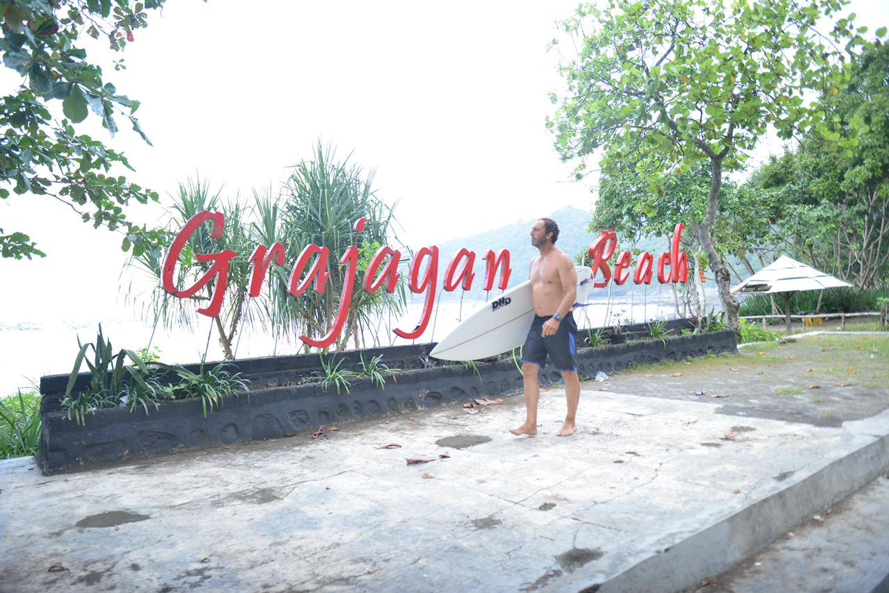 Selain G-Land, Banyuwangi Punya Ombak Rahasia di Pantai Grajagan