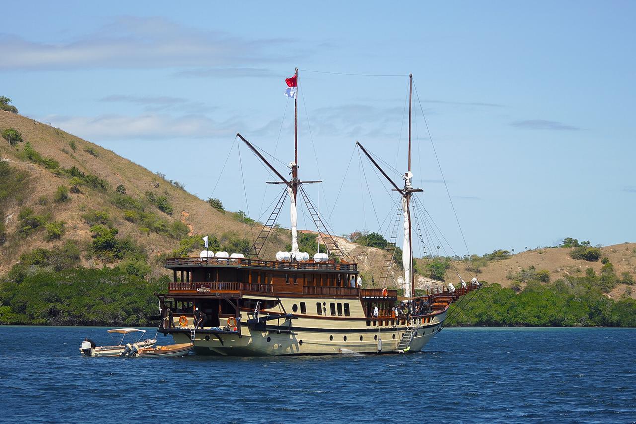 Cerita Sandiaga Tentang Serunya Berlayar Naik Phinisi di Perairan Taman Nasional Komodo
