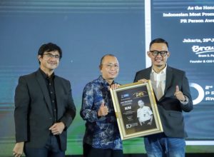 Vice President Public Relations KAI Joni Martinus saat menerima penghargaan Indonesian Most Prominent PR Persons 2022 di Hotel JS Luwansa, Jakarta, Jumat (29/7).