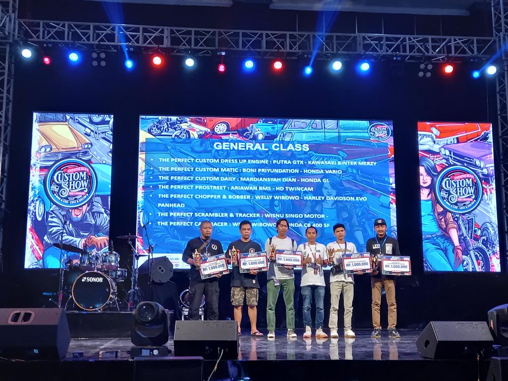 Beberapa pemenang kontes di Indonesian Custom Show 2022