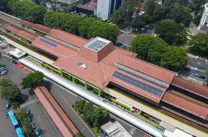 Pemasangan Solar Panel Pada Stasiun Gambir