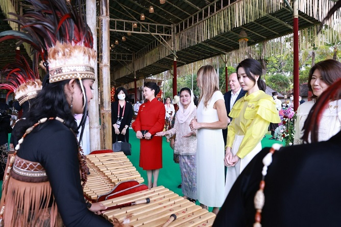 (dari kiri) Suami Presiden Komisi Eropa Heiko von der Leyen, istri Perdana Menteri Spanyol Mara Begoa Gmez Fernndez, Ibu Negara China Peng Liyuan, Ibu Negara Indonesia Iriana Joko Widodo, Ibu Negara Korea Selatan