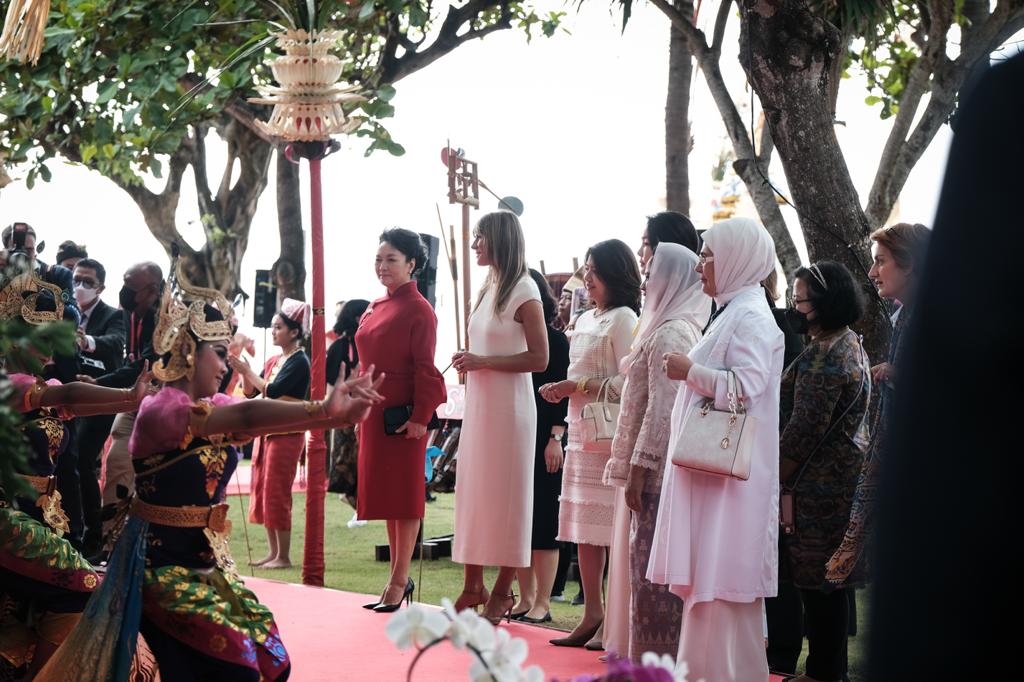 Ibu Negara Iriana Joko Widodo Kenakan Busana Nusantara di Spouse Program