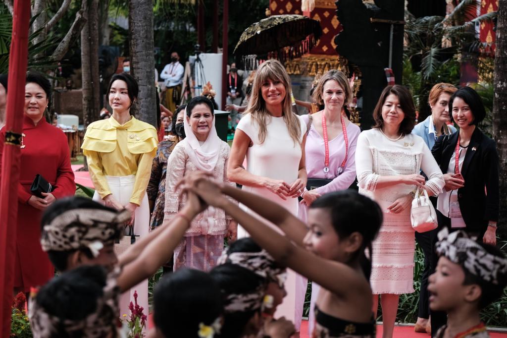 Ibu Negara Iriana Joko Widodo Kenakan Busana Nusantara pada Spouse Program