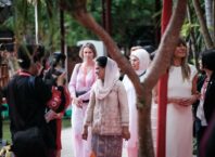 Ibu Negara Iriana Joko Widodo dan Wamenparekraf Kenakan Busana Nusantara pada Spouse Program
