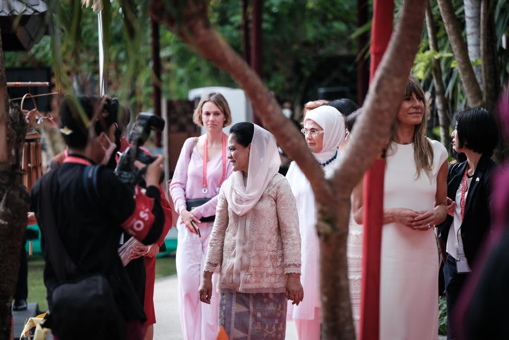 Ibu Negara Iriana Joko Widodo dan Wamenparekraf Kenakan Busana Nusantara pada Spouse Program