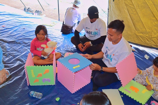 Kuatkan Korban Gempa Cianjur, KAI dan BUMN Berikan Trauma Healing kepada Anak-Anak di Posko Pengungsian