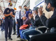 Direktur Utama PT Kereta Api Indonesia (persero) Didiek Hartantyo Saat Menyapa Penumpang di Stasiun Purwokerto, Selasa (06/12).