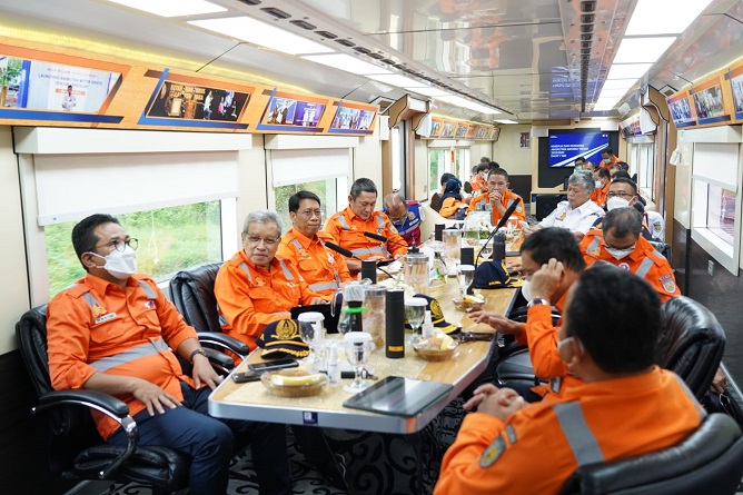 Suasana Rapat Evaluasi Persiapan Angkutan Natal dan Tahun Baru PT Kereta Api Indonesia (persero) di Kereta Inspeksi Generasi 4 (KAIS 4).