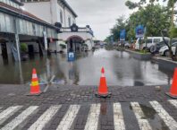 KAI Memohon Maaf Keterlambatan KA Akibat Banjir. Perjalanan KA Memutar via Jalur Selatan