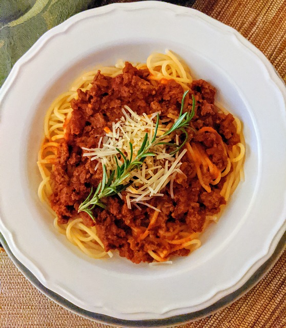 Spaghetti dengan saus daging, Gambar oleh Cindy dari Pixabay. menu makan malam