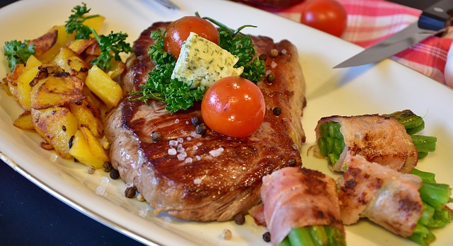 Steak dan Sayuran. menu makan malam