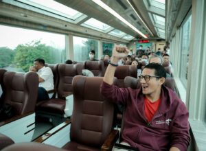 Kunjungan Kerja ke Jawa Barat, Menparekraf Naik Kereta Panoramic KAI Wisata