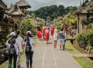 Menparekraf: Wisman yang Berkunjung ke Indonesia Harus Patuhi Peraturan yang Berlaku