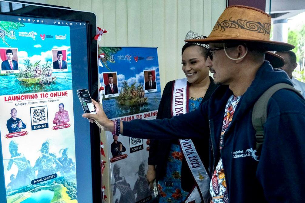 Menparekraf Luncurkan Tourist Information Center di Bandara Dortheys Hiyo Eluay Jayapura