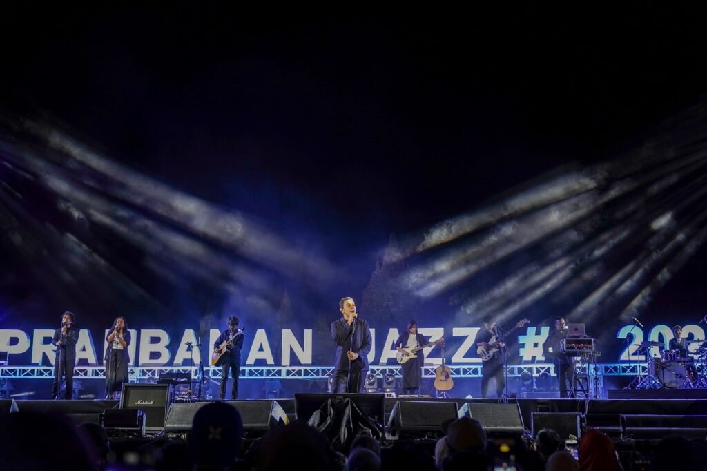 Penampilan Tulus di Prambanan Jazz 2023