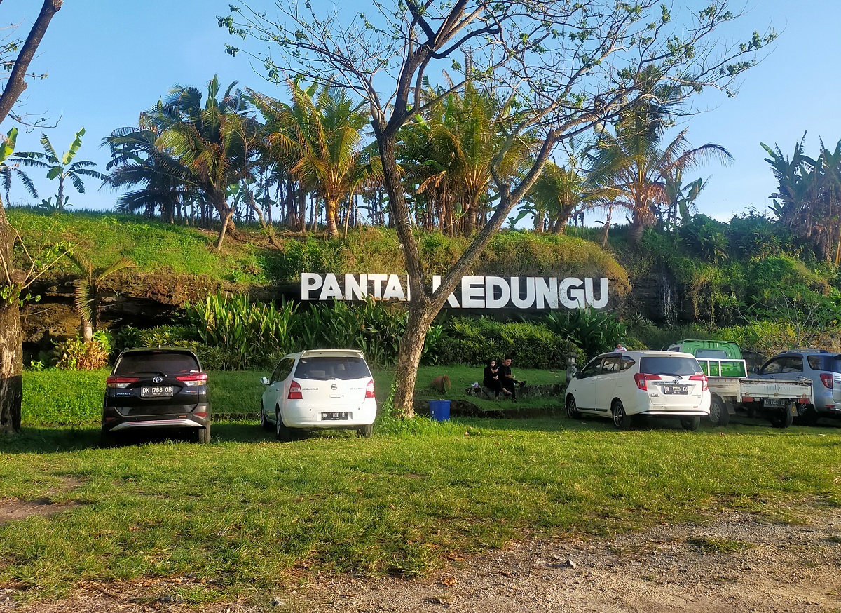 Tempat Parkir Pantai Cinta Kedungu Bali