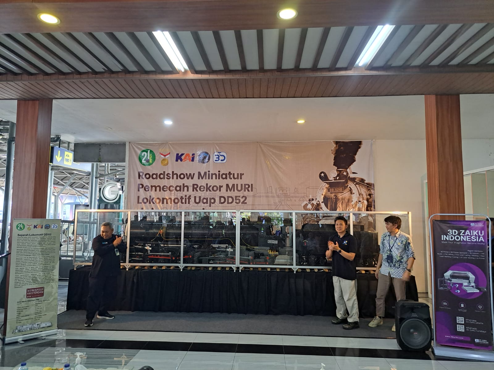 Miniatur Lokomotif Terbesar Se-Indonesia Hadir Di Stasiun Surabaya Gubeng