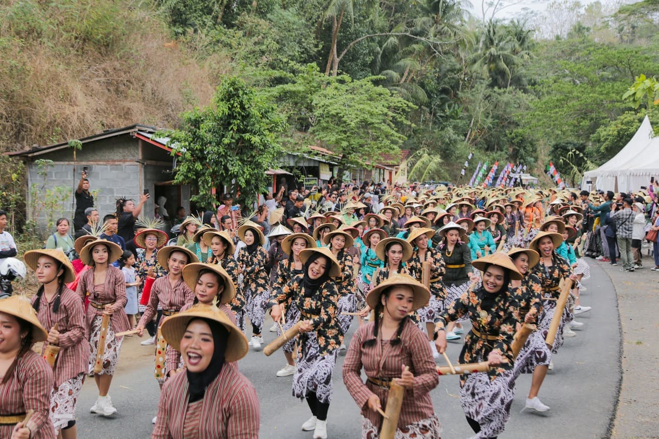 1000 Penari Wanita Tani Meriahkan Pembukaan FKY 2023