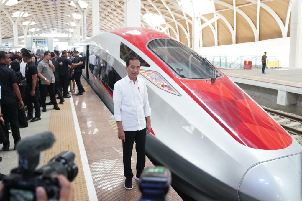Momen Presiden Jokowi Jajal Layanan Kereta Cepat Jakarta Bandung