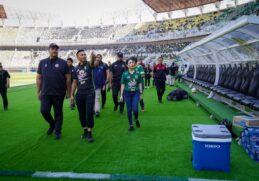 Tampak Kagum, Wamenparekraf Tinjau Stadion Gelora Bung Tomo Surabaya Lokasi Piala Dunia U-17 2023