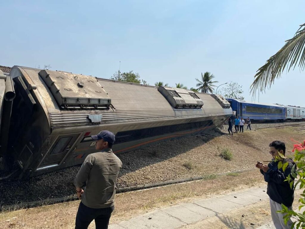 KAI Evakuasi Penumpang KA Argo Semeru dan KA Argo Wilis, Ini Daftar Perjalanan Kereta Api yang Terdampak Kecelakaan Tersebut, photo X: txttransportasi