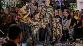 Sambut Hari Batik Nasional, Istana Berbatik Hadirkan Fashion Show Keindahan Batik Nusantara