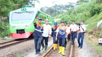 Dirut KAI Tinjau Penanganan Jalur Terdampak Longsor di Petak Jalan Karanggandul-Karangsari, Pastikan Normalisasi Jalur Kereta Api