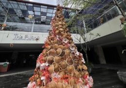 Unik Banget, Mataram City Hadirkan Pohon Natal yang Terbuat dari bahan Bambu, Hiasi Citywalk!