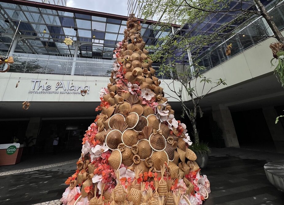 Unik Banget, Mataram City Hadirkan Pohon Natal yang Terbuat dari bahan Bambu, Hiasi Citywalk!