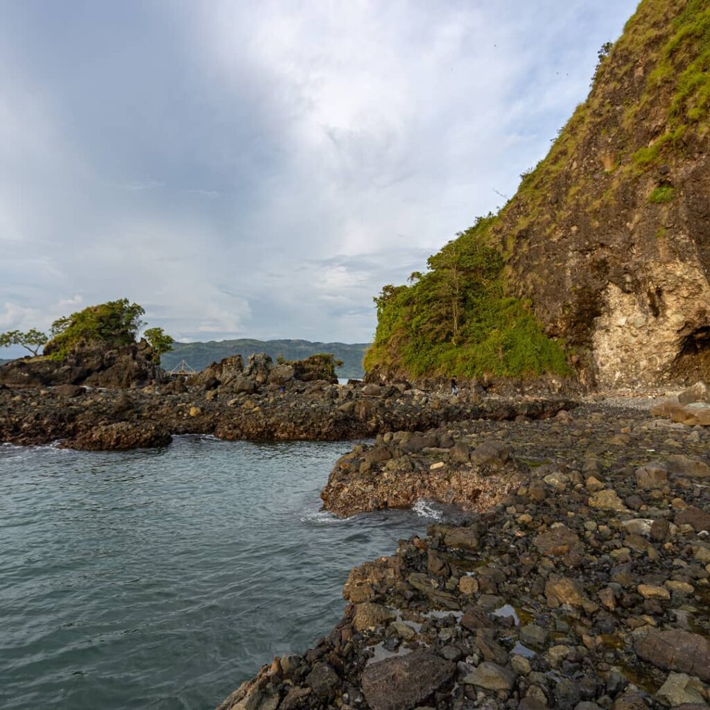 Tebing Karang di Pulau Kunti, image by IG: wisata_pulau_kunti