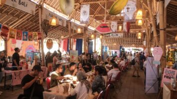 UBUD FOOD FESTIVAL 2024 MERAYAKAN KULINER KAKI LIMA INDONESIA! © Ubud Food Festival_Food Stalls_8 (1)