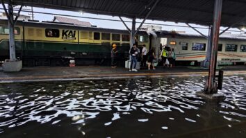 Banjir di Semarang, Akibatkan Perjalanan Kereta Api Yang Melalui Jalur Pantura Alami Keterlambatan_11zon