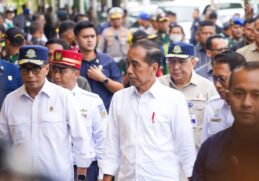 Foto Presiden Jokowi Tinjau Arus Mudik Lebaran 2024 di Stasiun Pasarsenen, By: KAI.id