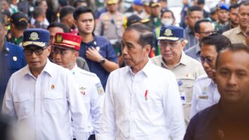 Foto Presiden Jokowi Tinjau Arus Mudik Lebaran 2024 di Stasiun Pasarsenen, By: KAI.id