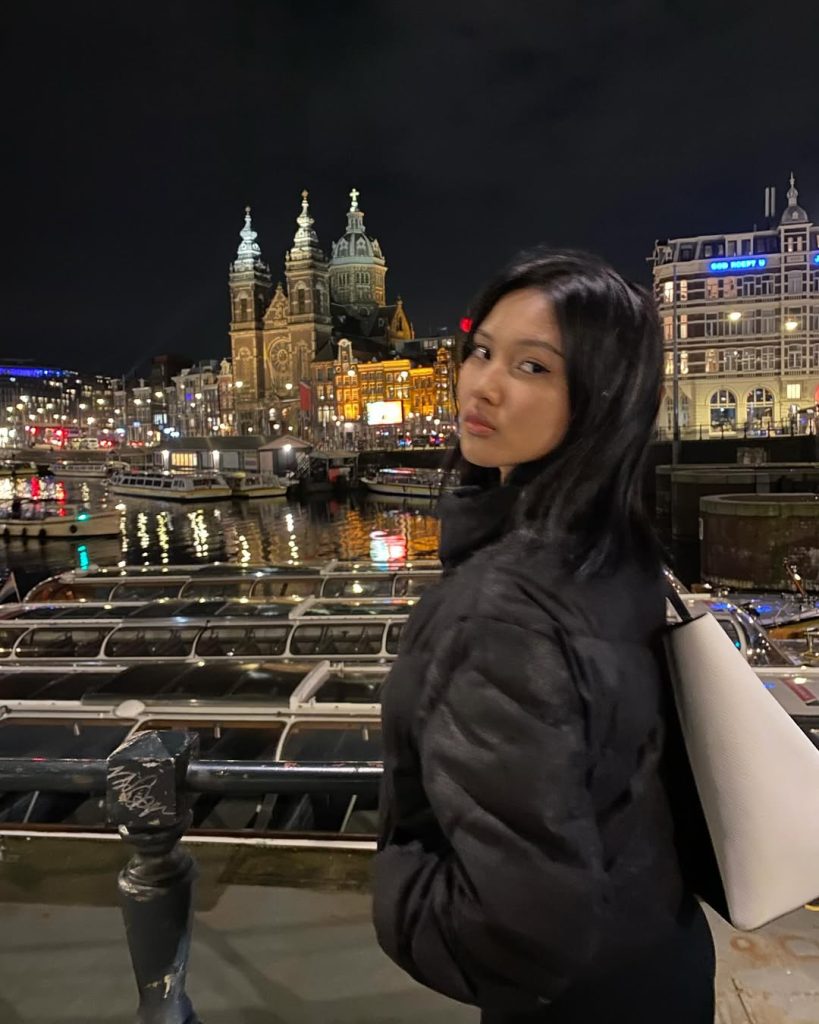 Menawan! Ini 9 Potret Liburan Shakira Jasmine di Belanda Bikin Terpukau 9 9 Potret Shakira Jasmine Liburan di Belanda2025-06-22 at 2.53.33 AM