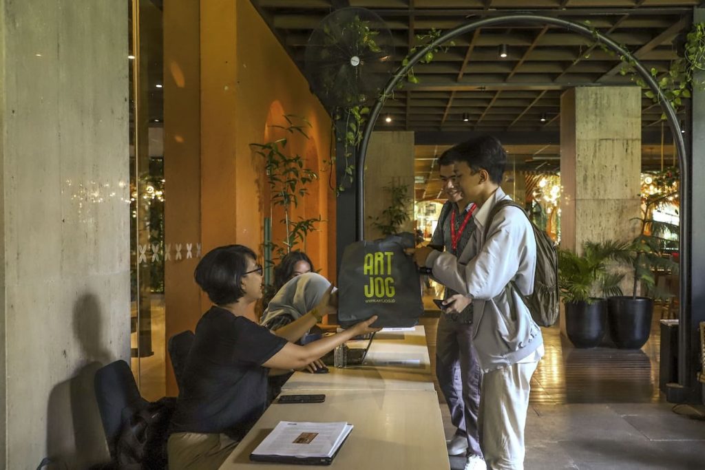 ARTJOG 2025 Angkat Tema "Motif: Amalan", Ada Kolaborasi Spesial Bareng Reza Rahadian! 1 ARTJOG 2025 Angkat Tema "Motif: Amalan", Ada Kolaborasi Spesial Bareng Reza Rahardian!