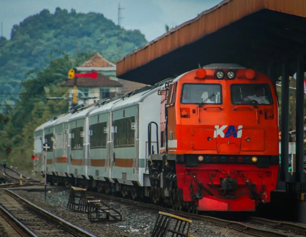 Kereta Api Rajabasa, Si Penjelajah Terjauh di Sumatera yang Tiketnya Mulai Rp29 Ribuan Aja!