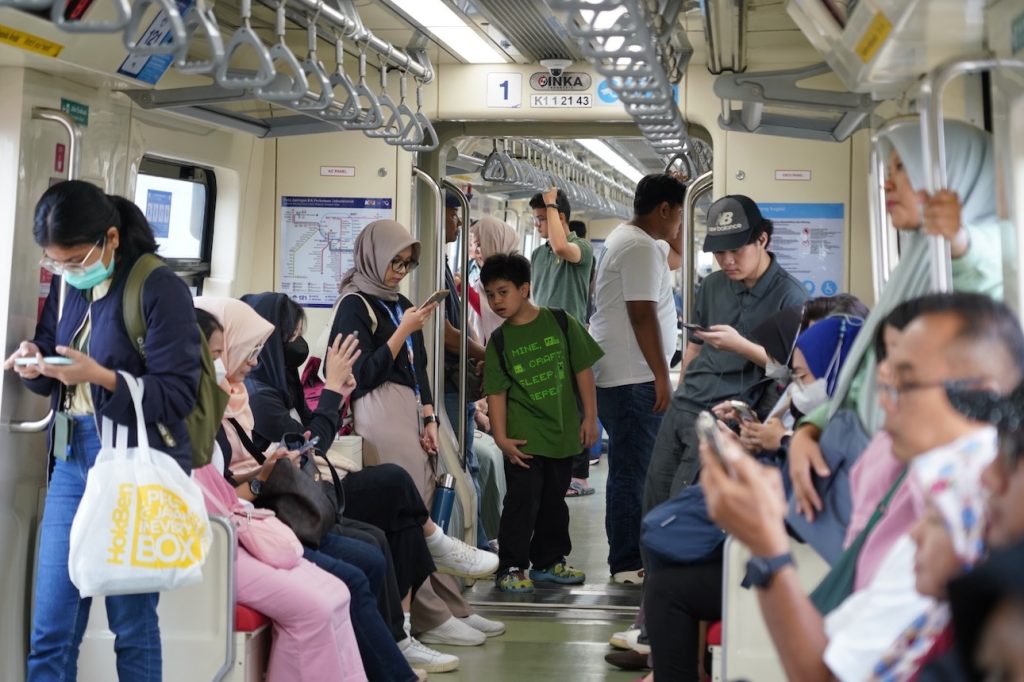 LRT Jabodebek Ramai Penumpang Selama Libur Panjang Tahun Baru Islam 1447 H! Ini Stasiun Paling Favorit!