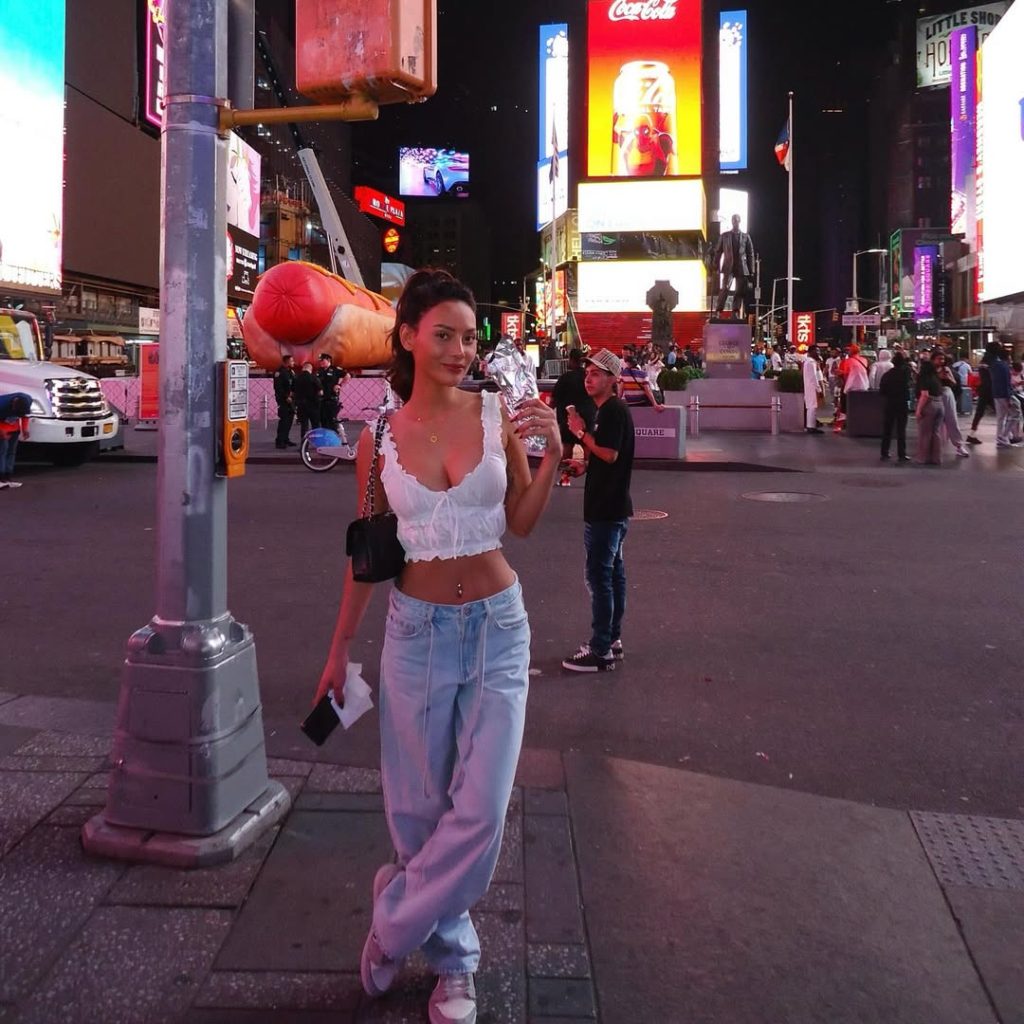 Profil dan Biodata Erika Carlina Lengkap, Mantan Pacar, Foto, dan Perjalanan Kariernya 2 Foto Erika Carlina