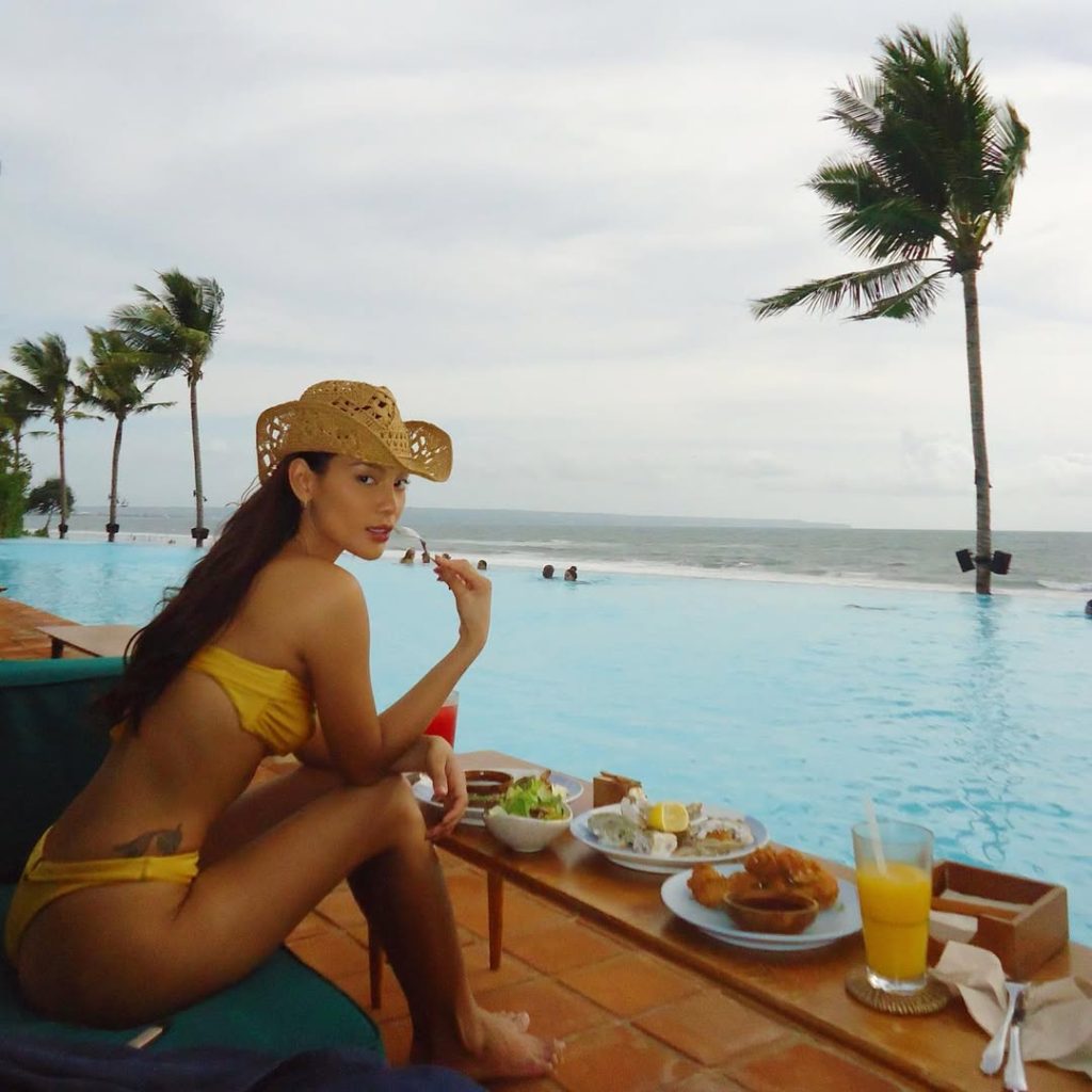 8 Potret Erika Carlina di Pantai, Pesonanya Bikin Terpana! 7 Potret Erika Carlina di Pantai 7