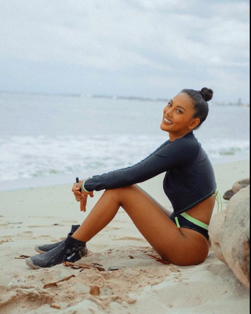 8 Potret Erika Carlina di Pantai, Pesonanya Bikin Terpana! 5 Potret Erika Carlina di Pantai 5