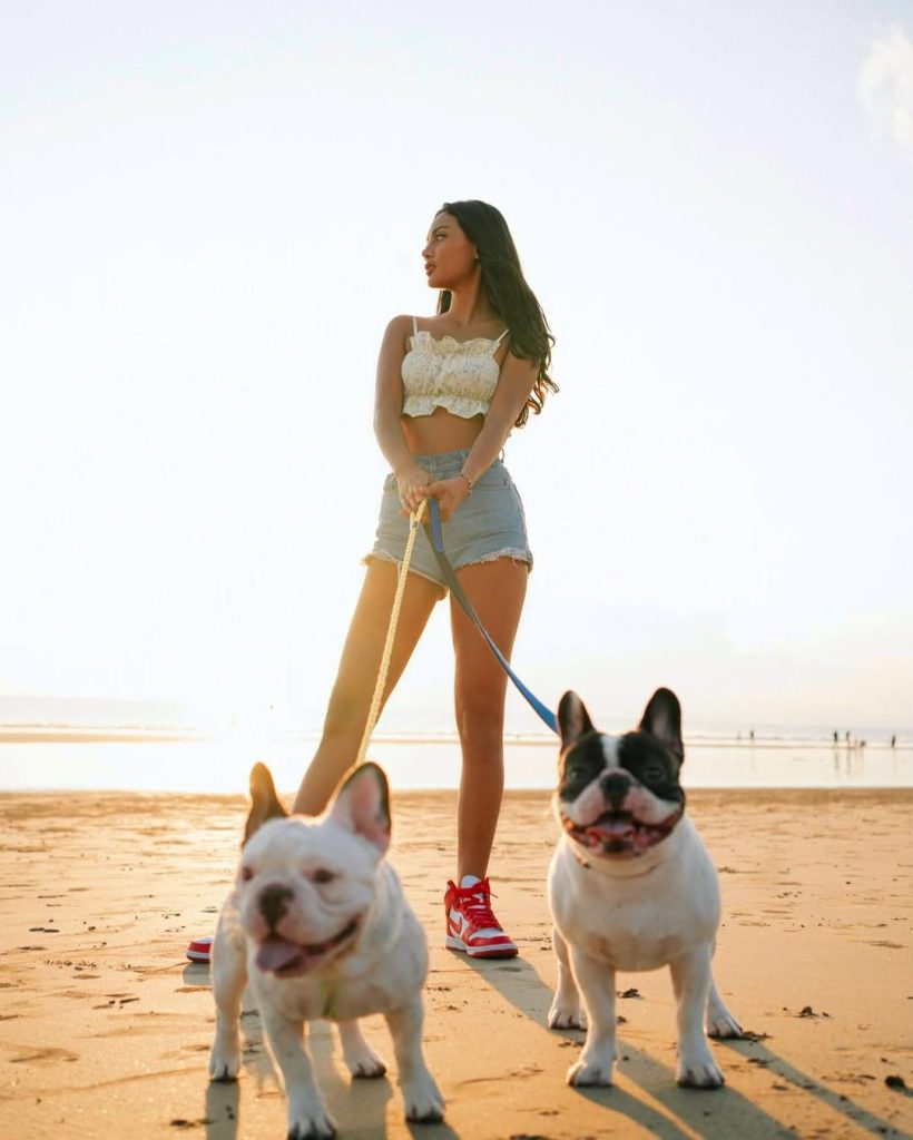 8 Potret Erika Carlina di Pantai, Pesonanya Bikin Terpana! 4 Potret Erika Carlina di Pantai 4