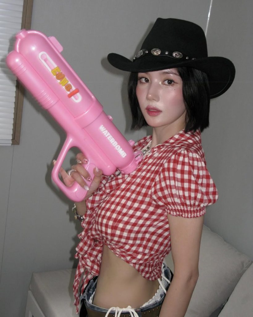 Potret Penampilan Kwon Eunbi di Waterbomb Seoul 2025, image by IG: silver_rain.__