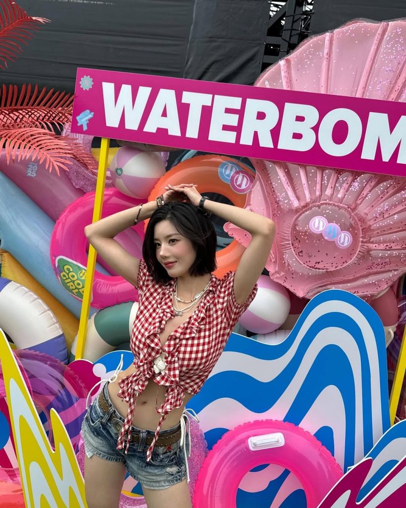 Potret Penampilan Kwon Eunbi di Waterbomb Seoul 2025, image by IG: silver_rain.__