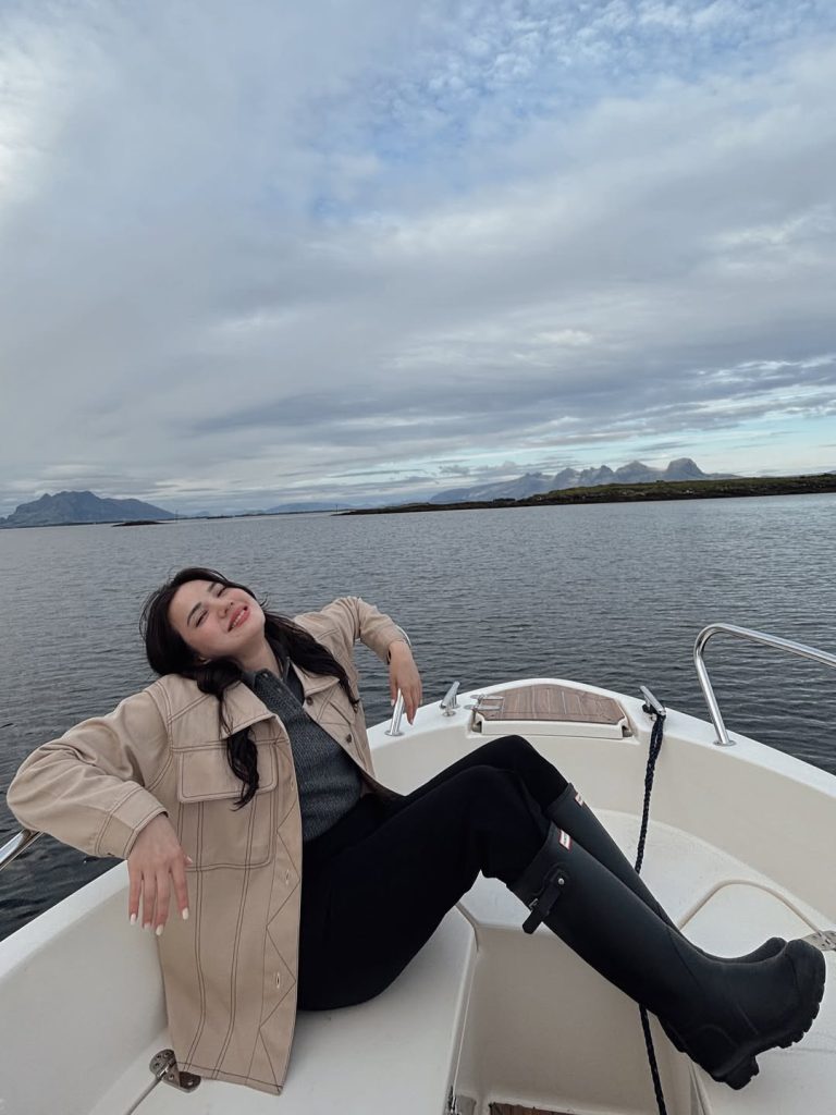 10 Potret Seru Liburan Alice Norin Bareng Keluarga di Norwegia, Pulang Kampung Sekaligus Temui Sang Ayah 8 Potret Seru Liburan Alice Norin Bareng Keluarga di Norwegia