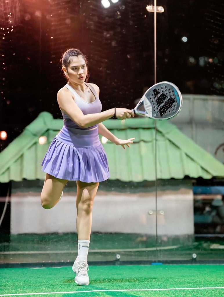 11 Potret Davina Karamoy Tampil Kece Saat Main Padel dengan Outfit Ungu, image by IG: davinaakaramoy